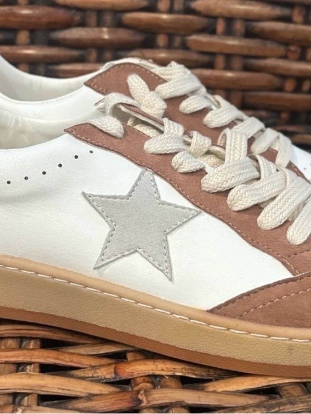 Mi,iM White and Taupe Star Sneakers in size 7.5 . New still in box - Picture 4 of 13